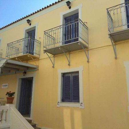 Old Harbor Apartments Spetses Town Bagian luar foto