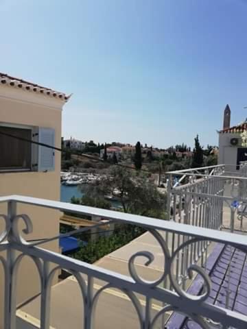 Old Harbor Apartments Spetses Town Bagian luar foto