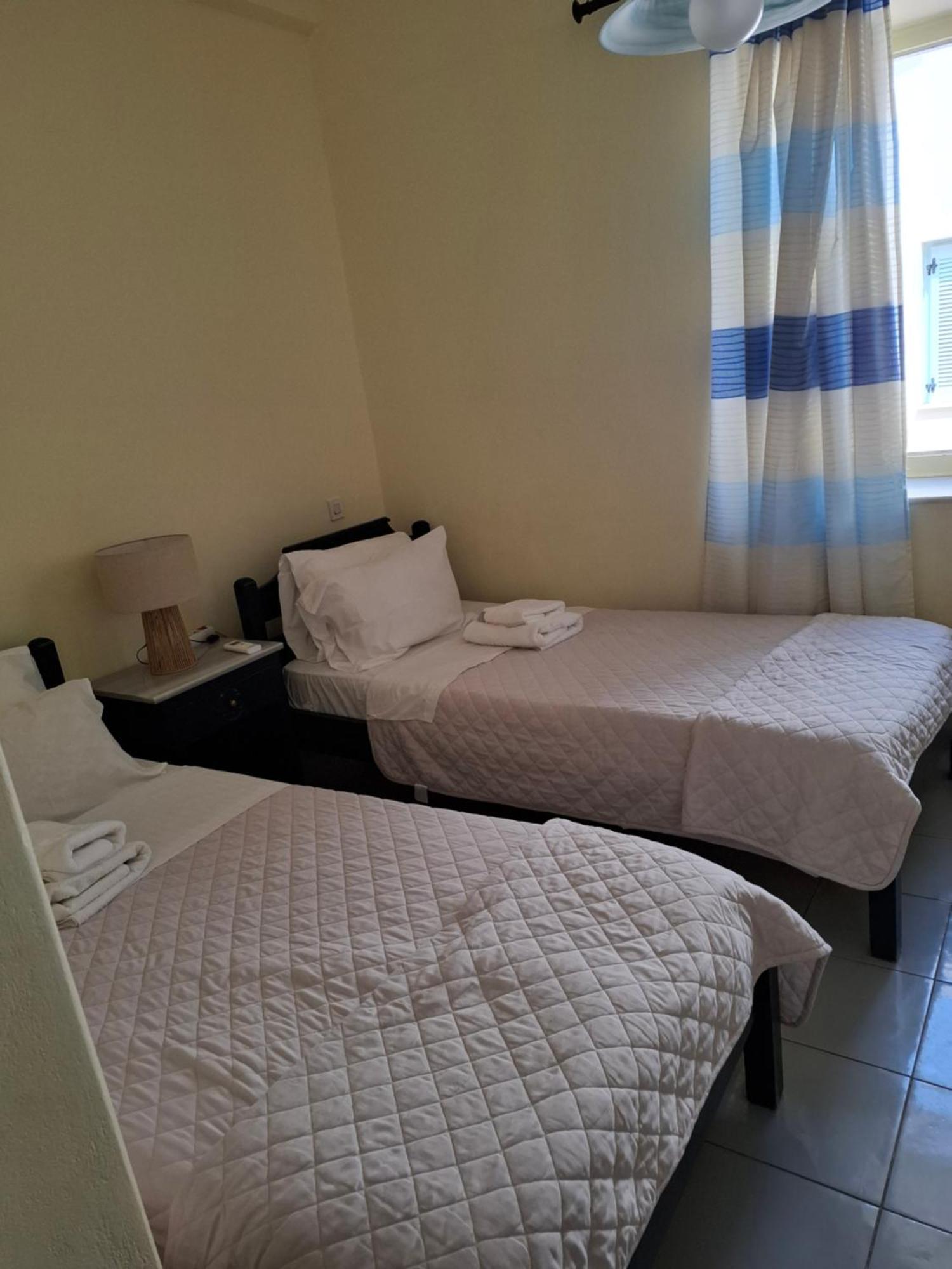 Old Harbor Apartments Spetses Town Bagian luar foto