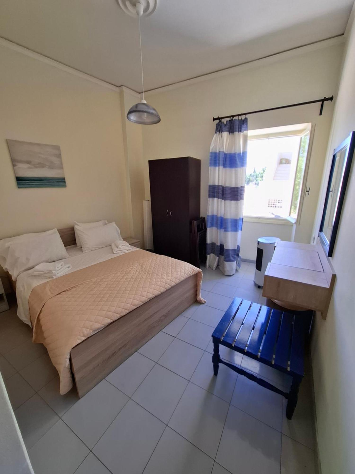 Old Harbor Apartments Spetses Town Bagian luar foto