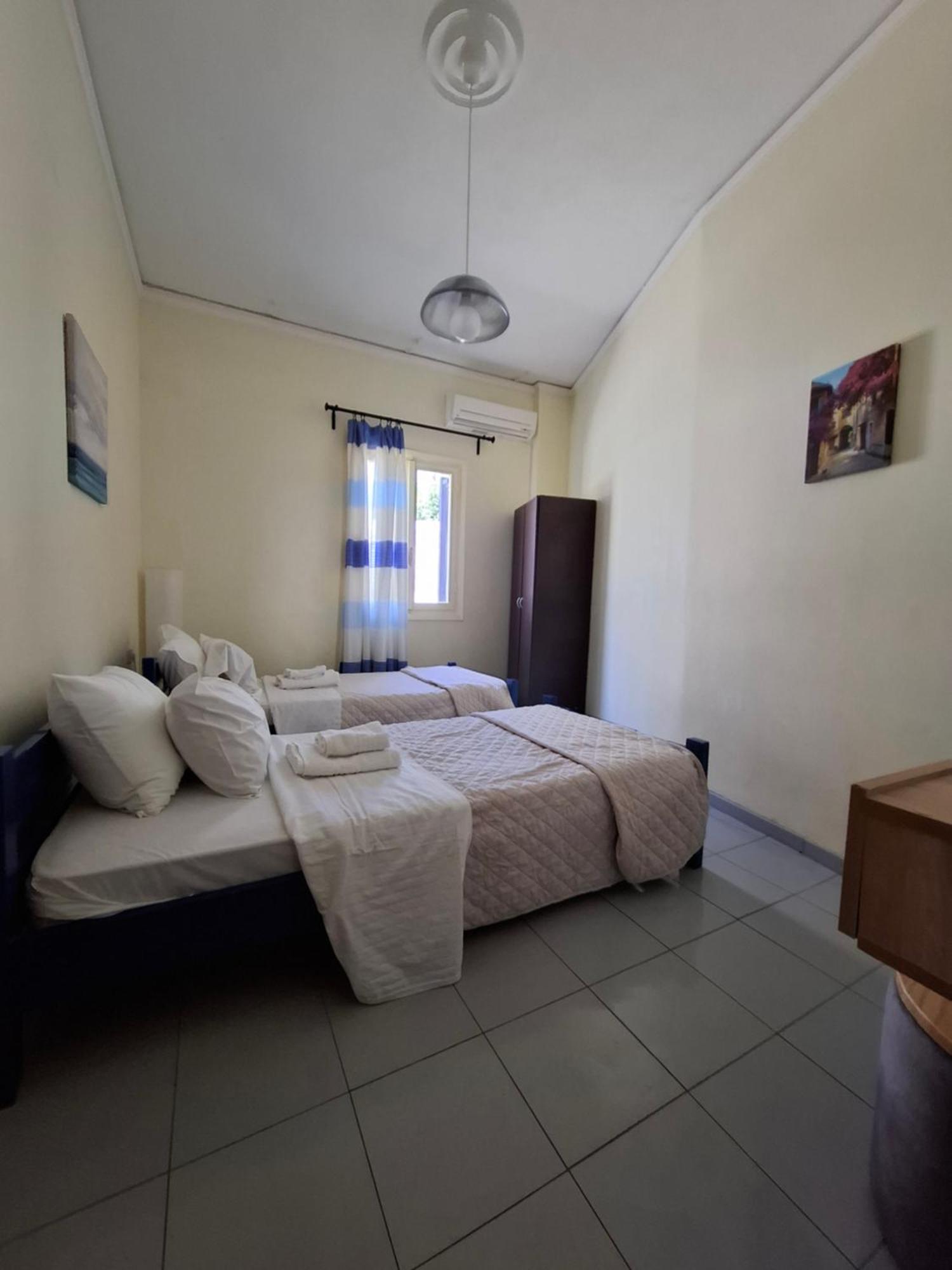 Old Harbor Apartments Spetses Town Bagian luar foto