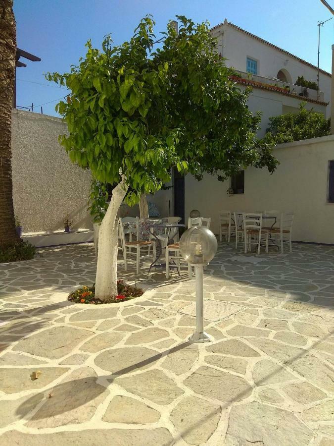 Old Harbor Apartments Spetses Town Bagian luar foto