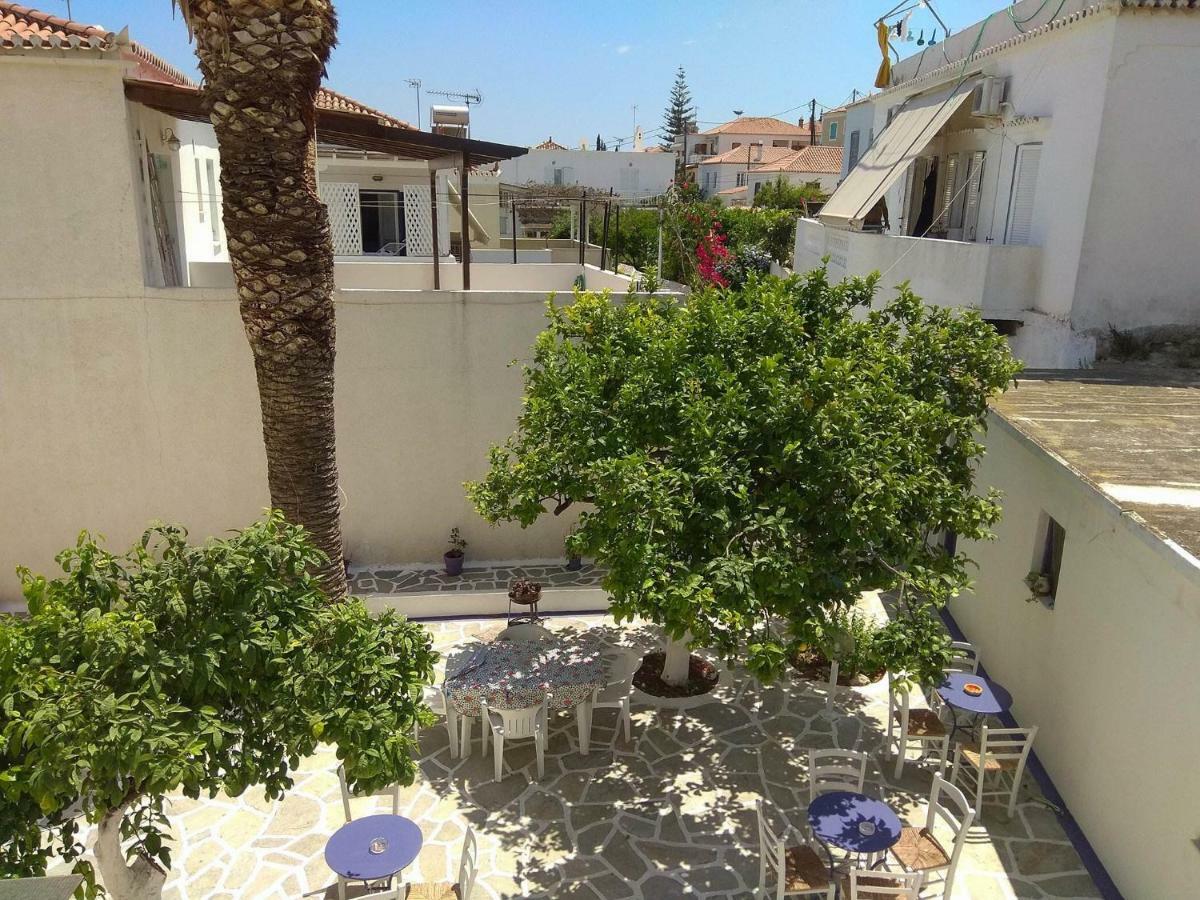Old Harbor Apartments Spetses Town Bagian luar foto