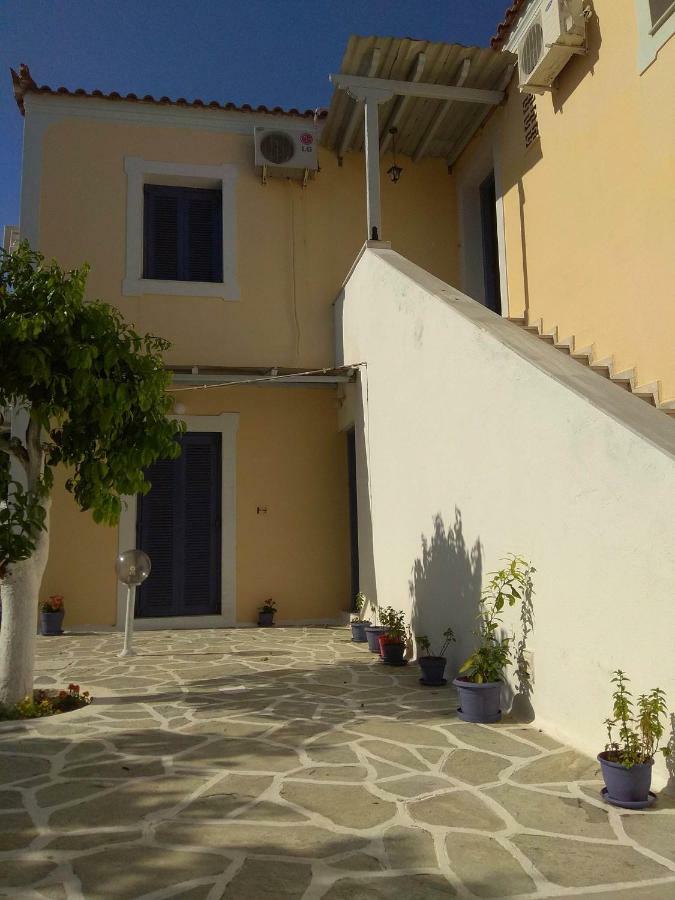 Old Harbor Apartments Spetses Town Bagian luar foto