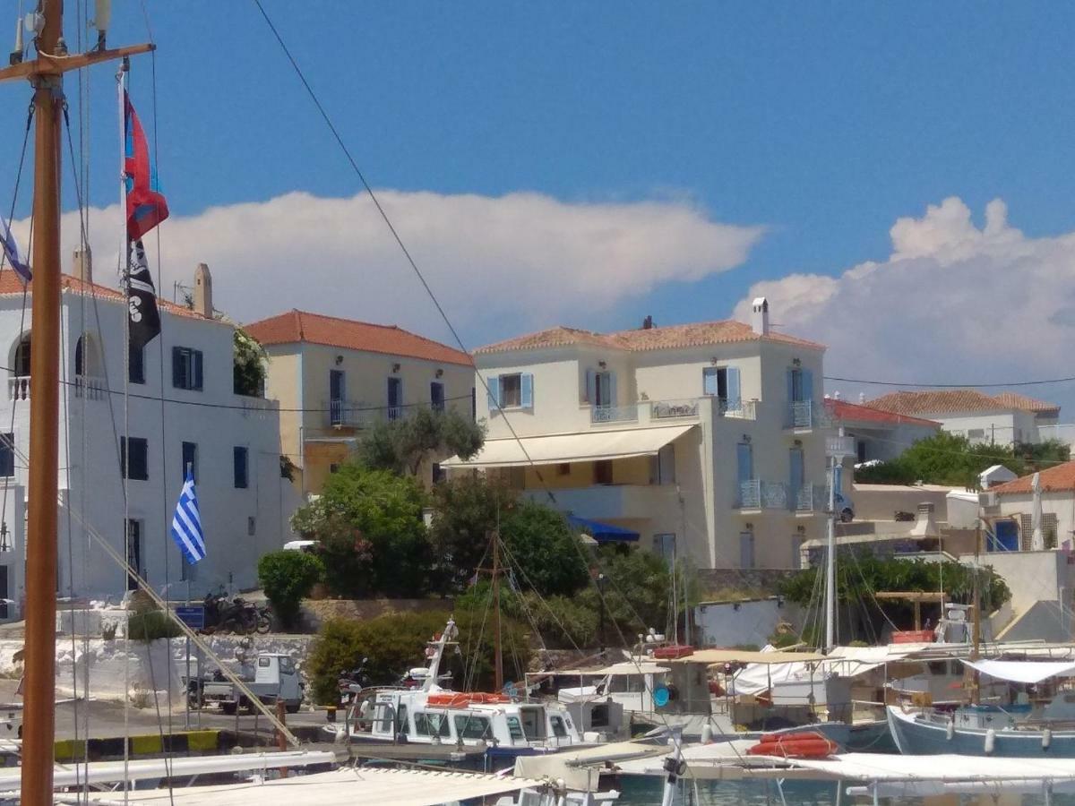 Old Harbor Apartments Spetses Town Bagian luar foto