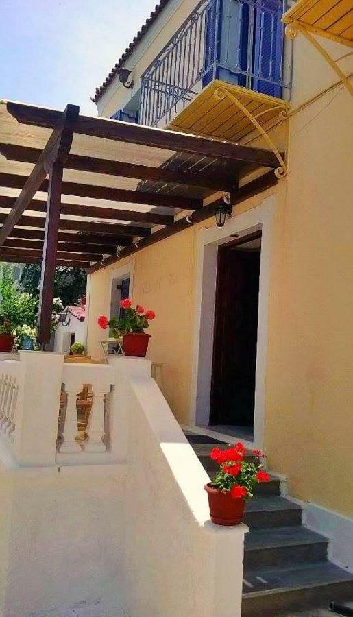 Old Harbor Apartments Spetses Town Bagian luar foto